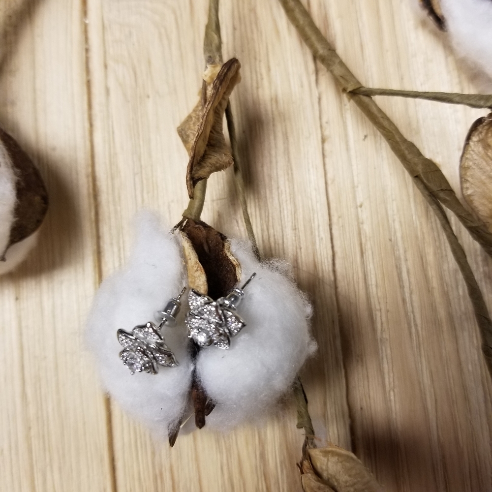 GORGEOUS!! Flower CZ earrings in SILVER - Picture 10 of 10